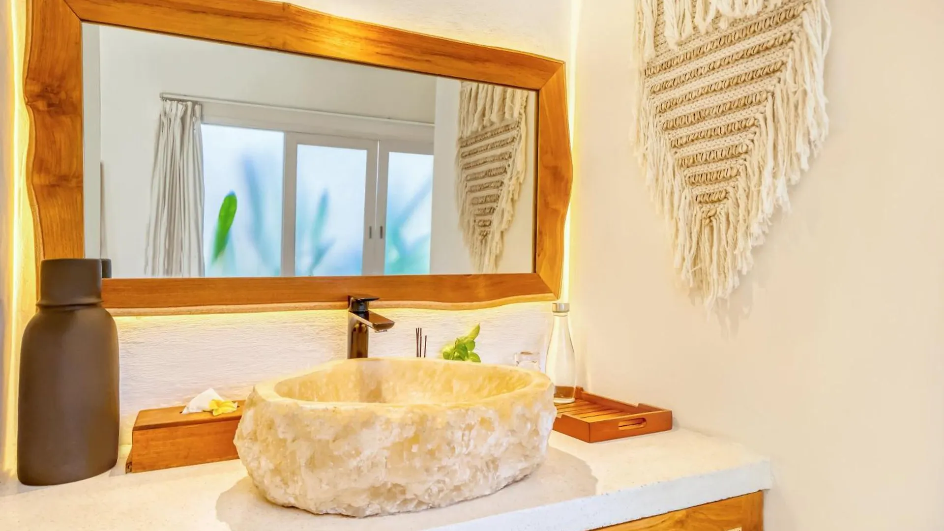 Villa Cologne - 6 Bdr Villa, 2 Private Pools & Huge Garden, Walk To The Beach Seminyak