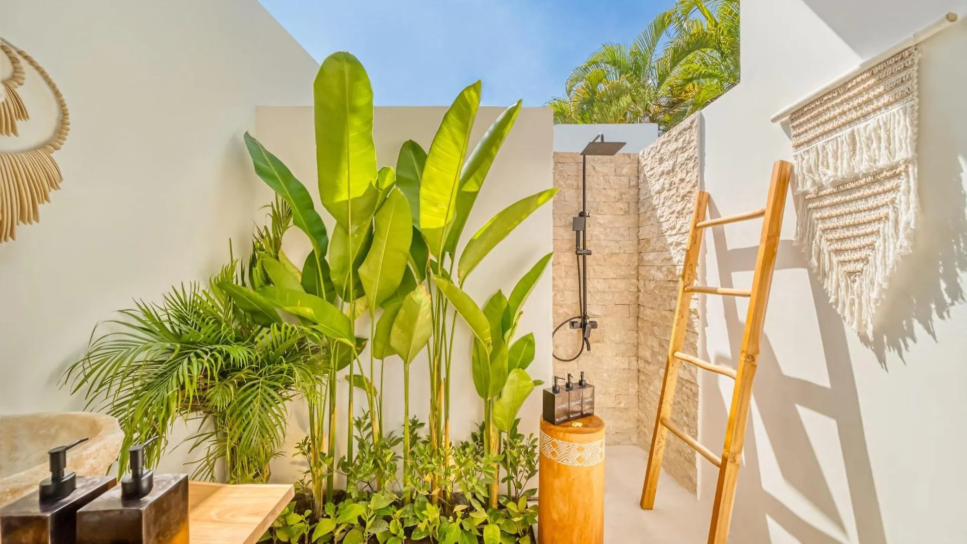 Villa Cologne - 6 Bdr Villa, 2 Private Pools & Huge Garden, Walk To The Beach Seminyak