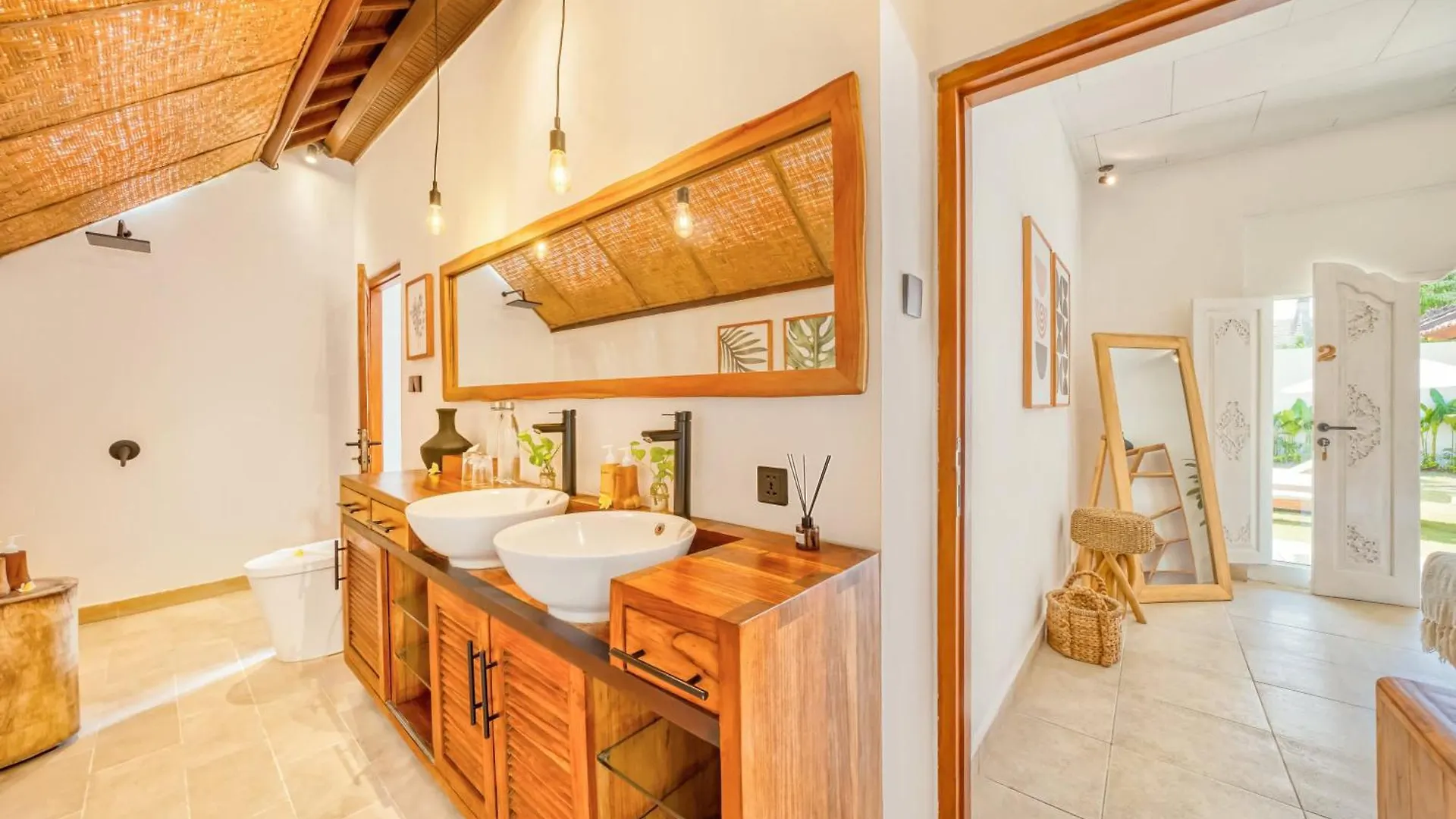 Villa Cologne - 6 Bdr Villa, 2 Private Pools & Huge Garden, Walk To The Beach Seminyak