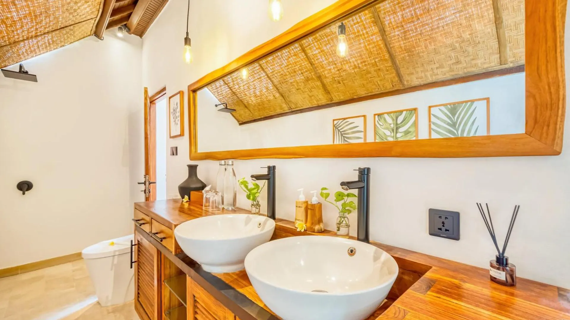 Villa Cologne - 6 Bdr Villa, 2 Private Pools & Huge Garden, Walk To The Beach Seminyak