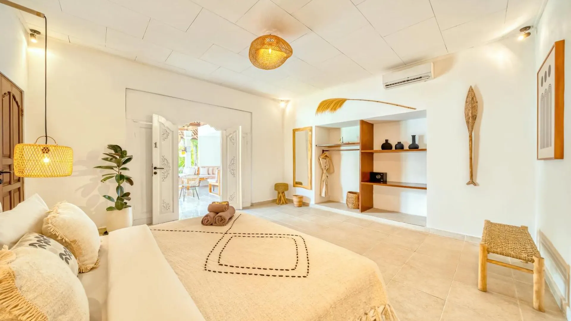 Villa Cologne - 6 Bdr Villa, 2 Private Pools & Huge Garden, Walk To The Beach Seminyak