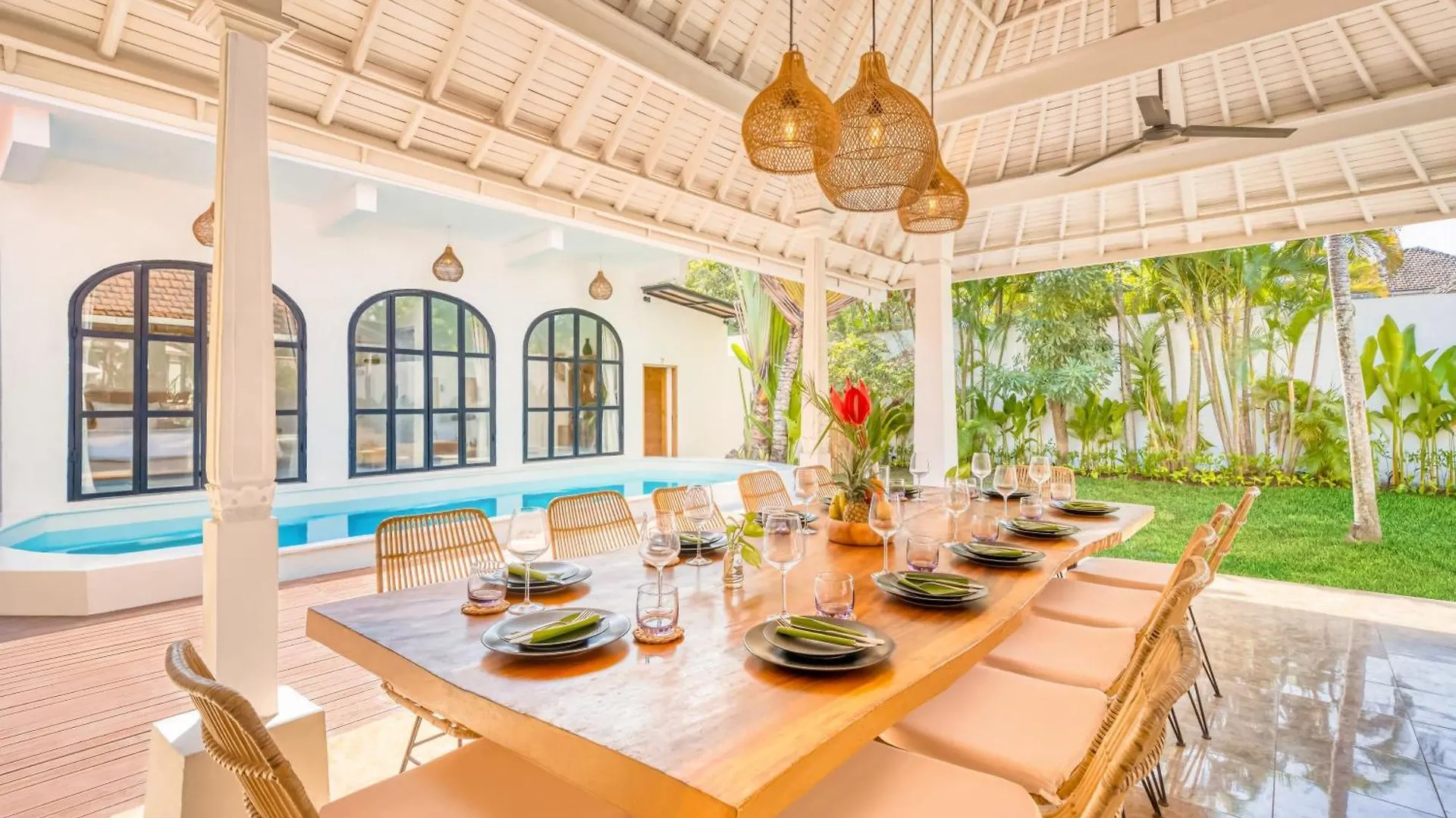 Villa Cologne - 6 Bdr Villa, 2 Private Pools & Huge Garden, Walk To The Beach Seminyak