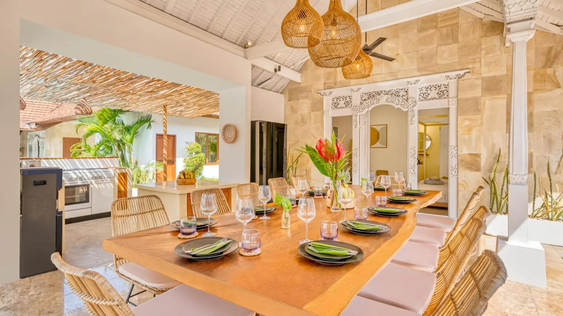 Villa Cologne - 6 Bdr Villa, 2 Private Pools & Huge Garden, Walk To The Beach Seminyak