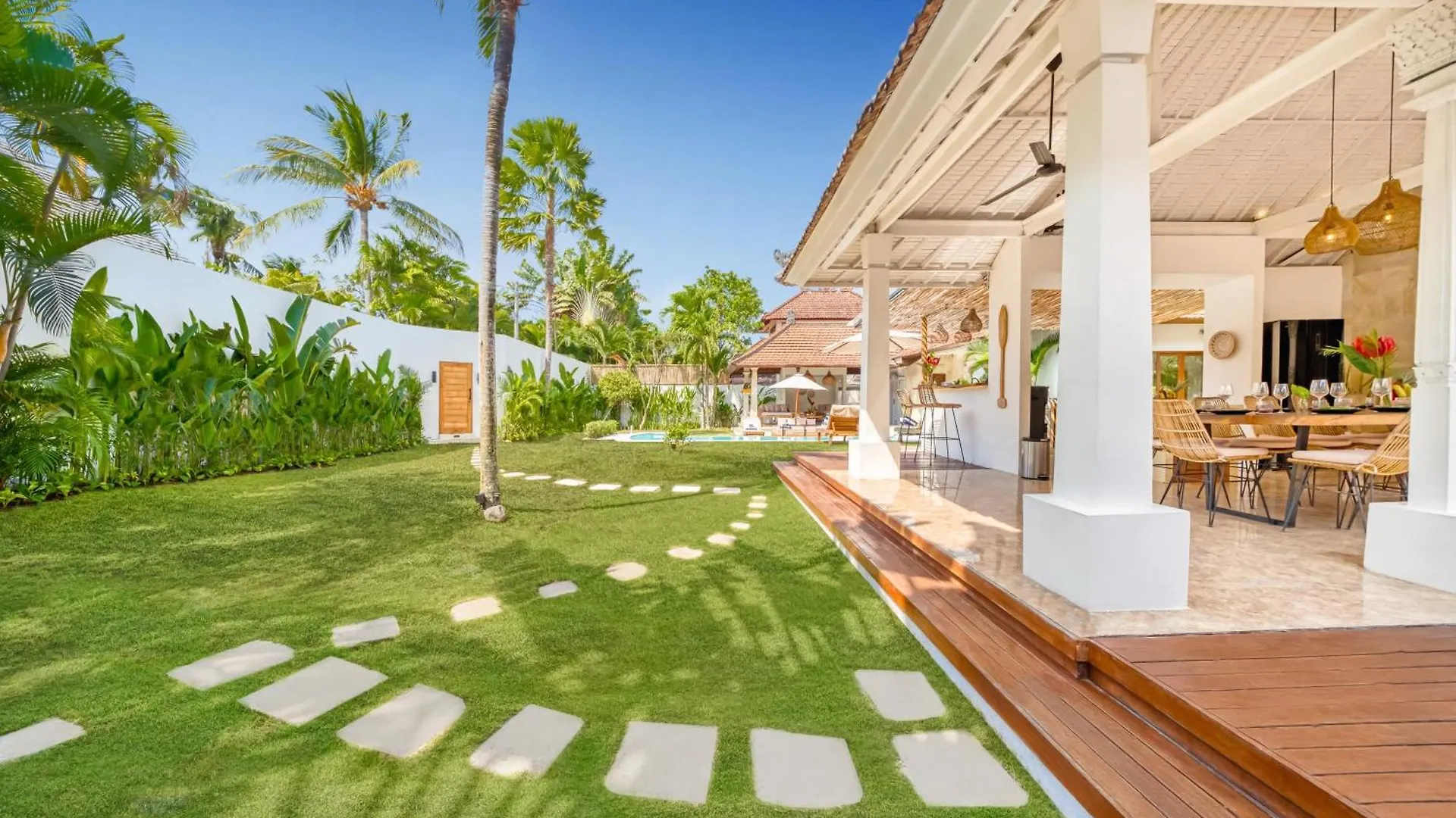 Villa Cologne - 6 Bdr Villa, 2 Private Pools & Huge Garden, Walk To The Beach Seminyak