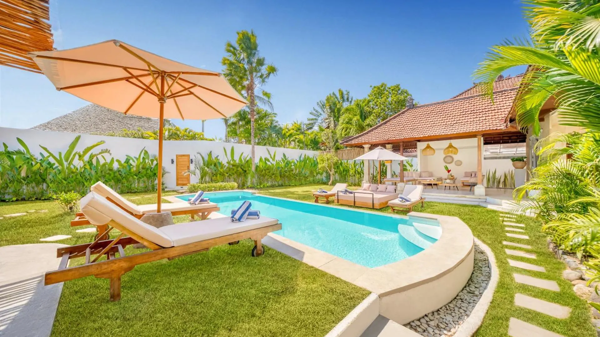 Villa Cologne - 6 Bdr Villa, 2 Private Pools & Huge Garden, Walk To The Beach Seminyak