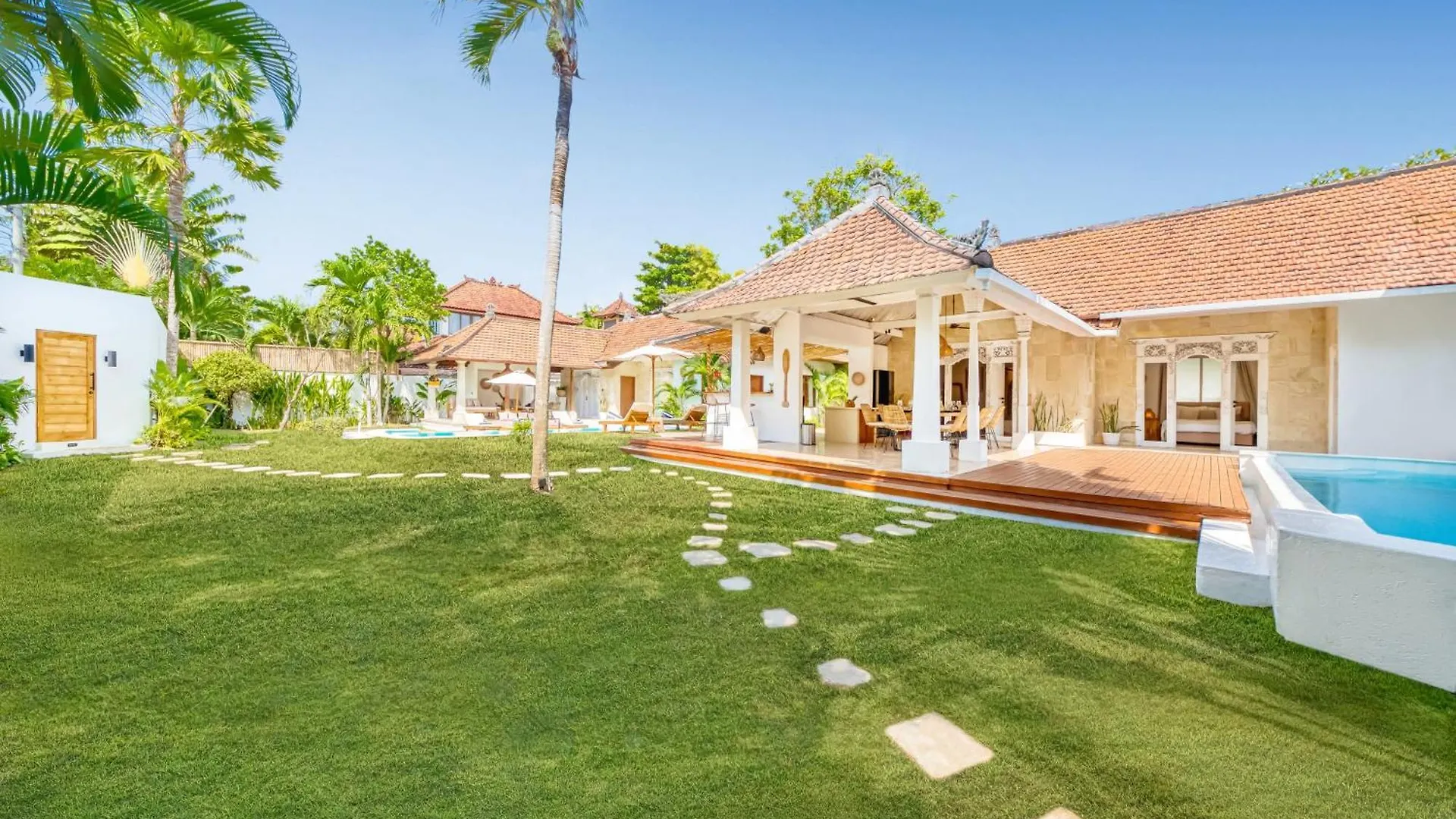 Villa Cologne - 6 Bdr Villa, 2 Private Pools & Huge Garden, Walk To The Beach Seminyak