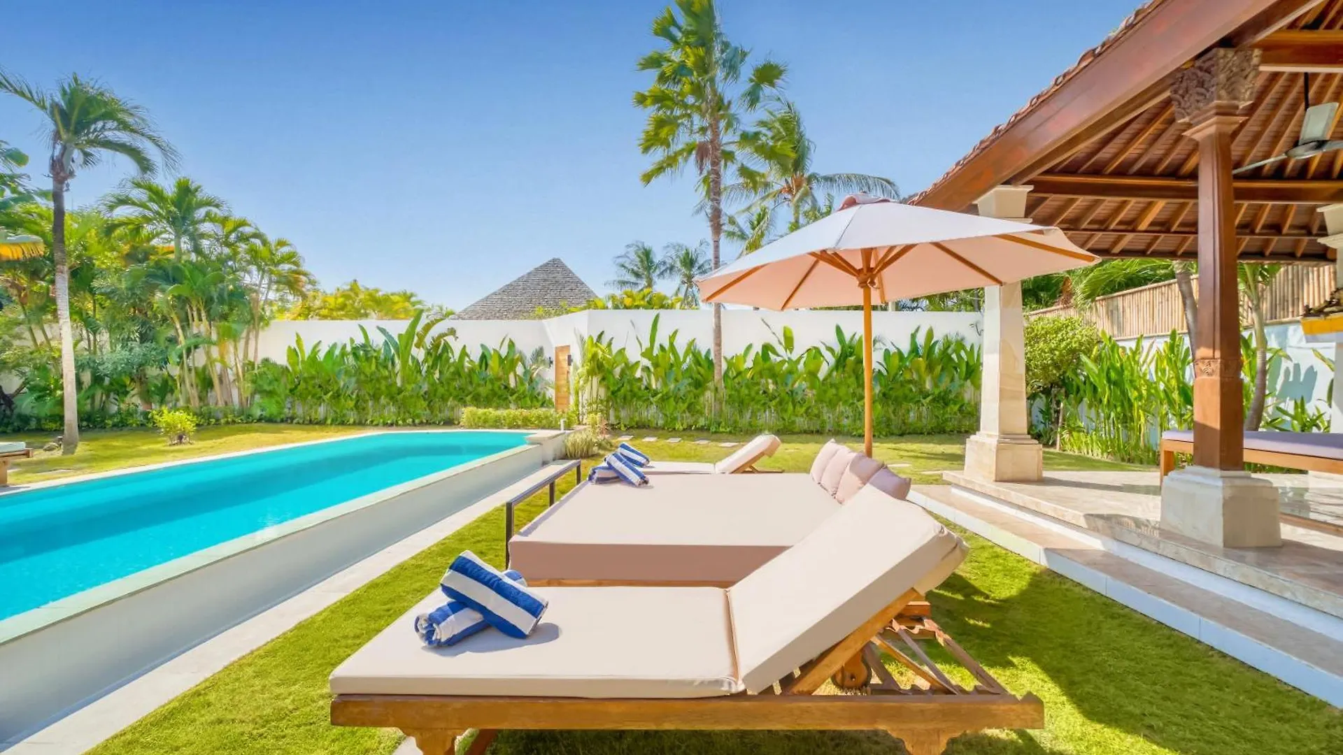 Villa Cologne - 6 Bdr Villa, 2 Private Pools & Huge Garden, Walk To The Beach Seminyak