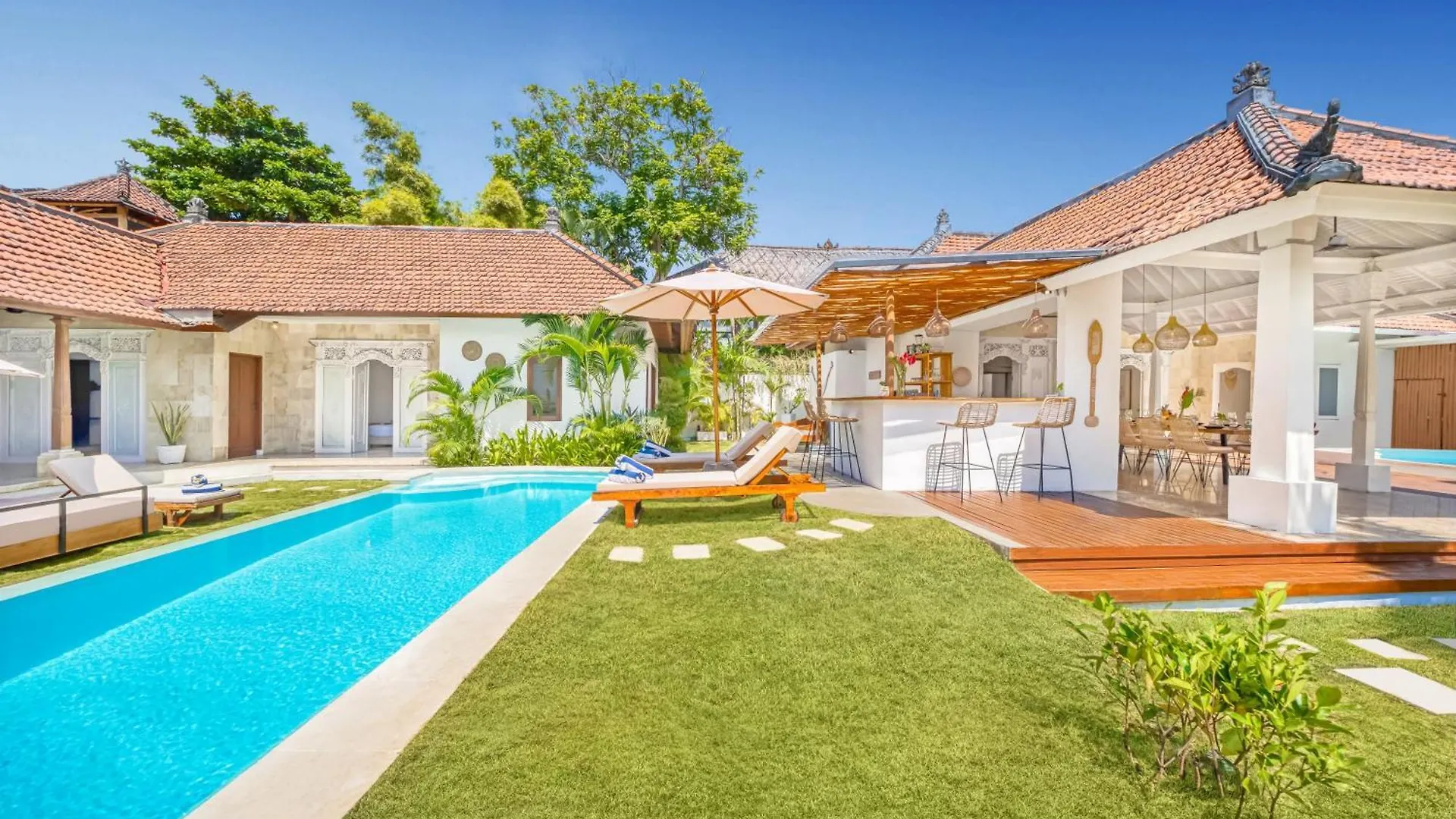 Villa Cologne - 6 Bdr Villa, 2 Private Pools & Huge Garden, Walk To The Beach Seminyak