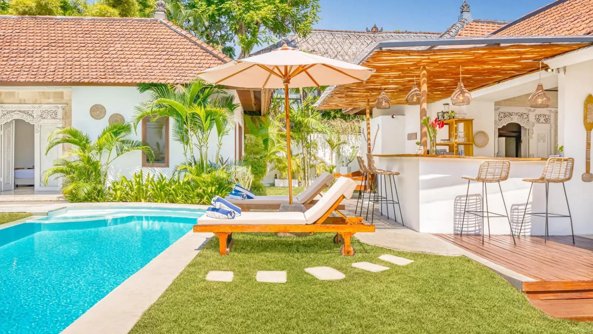Villa Cologne - 6 Bdr Villa, 2 Private Pools & Huge Garden, Walk To The Beach Seminyak