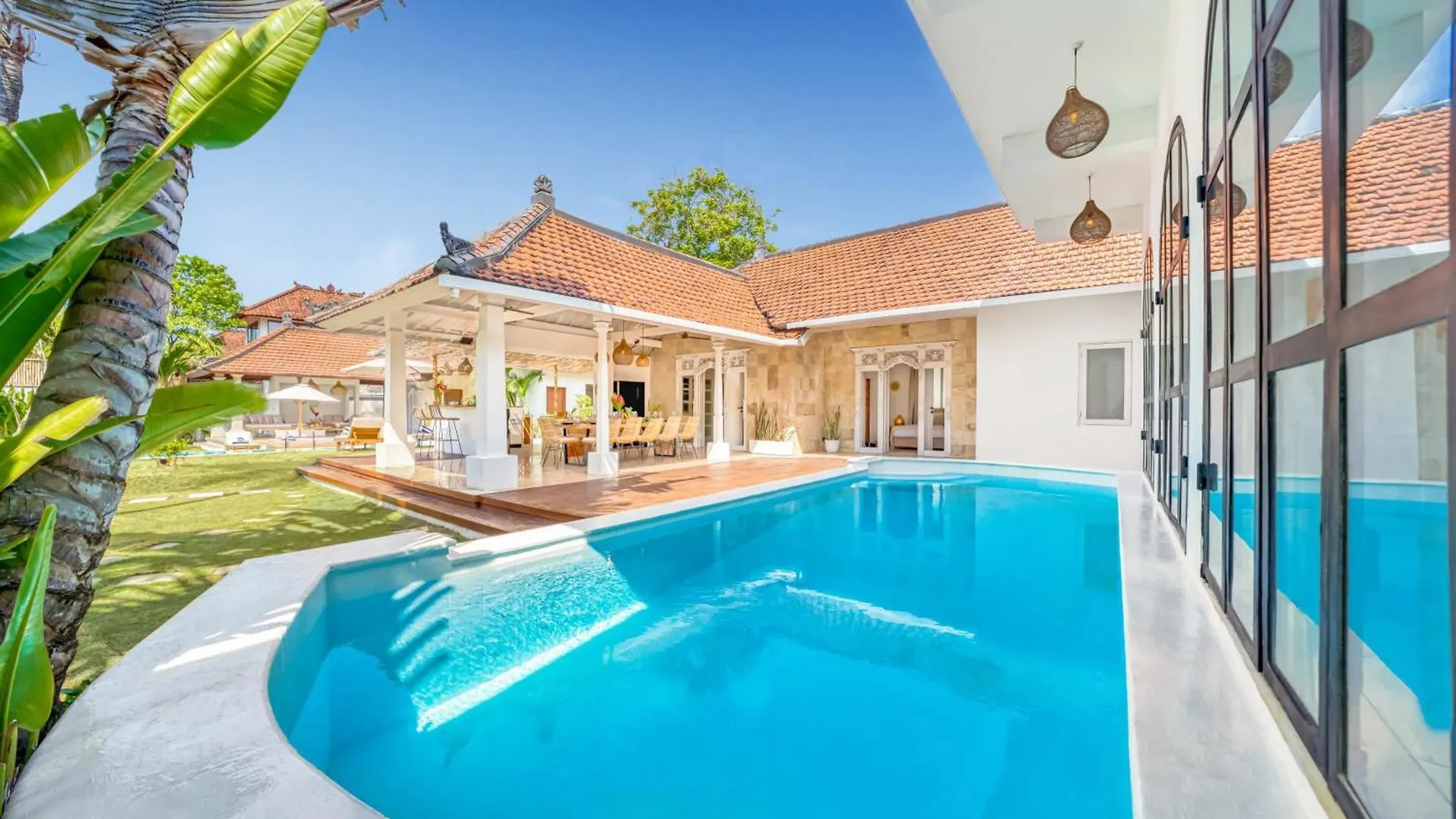Villa Cologne - 6 Bdr Villa, 2 Private Pools & Huge Garden, Walk To The Beach Seminyak
