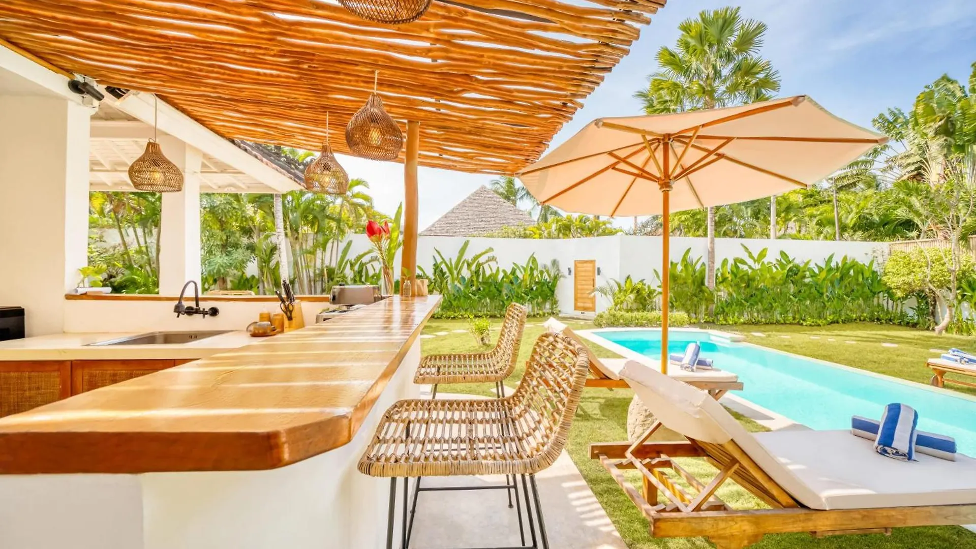 Villa Cologne - 6 Bdr Villa, 2 Private Pools & Huge Garden, Walk To The Beach Seminyak